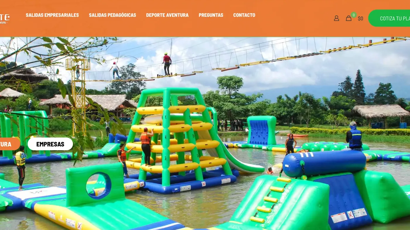 Página de inicio de Parque Makute con menú naranja y foto del parque acuático y circuito de cuerdas