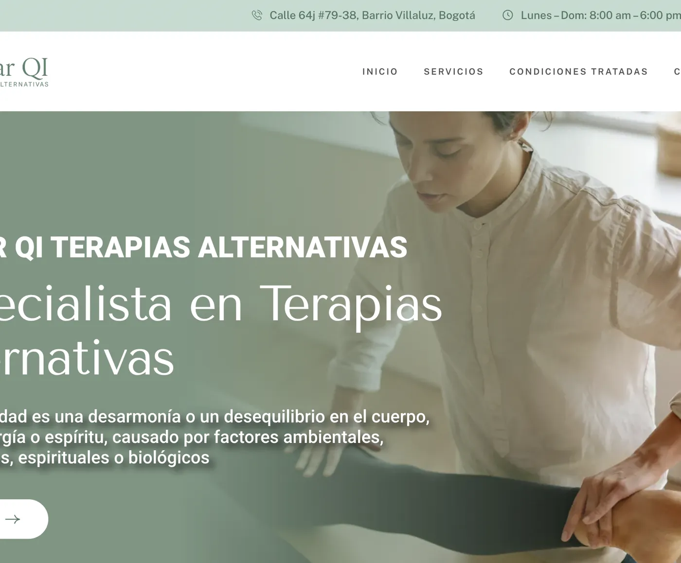 Sitio web de Sanarq I Terapias Alternativas Inicio del sitio de Sanarq Qi Terapias Alternativas en tonos verde salvia con una terapeuta en sesión